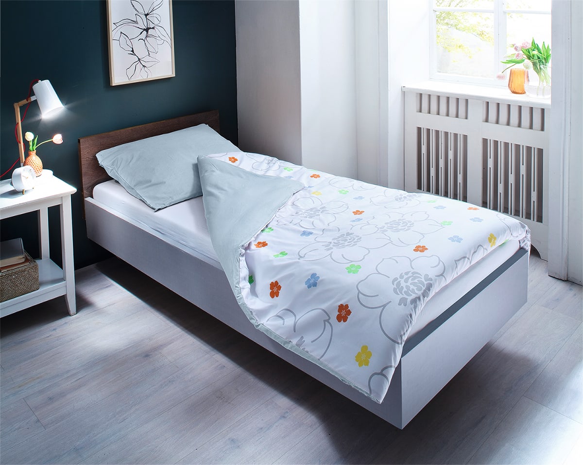 Dieser Wendebettbezug begeistert mit einem schönen floralen Muster auf der Vorderseite und einer unifarbenen Rückseite. Bild 1