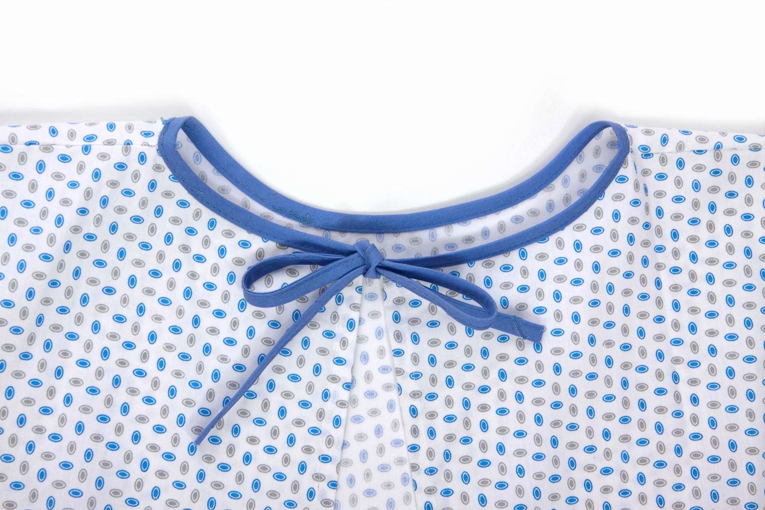 Patientenhemd mit Bandverschluss, Rundhals & 3/4-Ärmeln. Komfortabel & praktisch – ideal für den Einsatz in medizinischen Einrichtungen. Bild 2