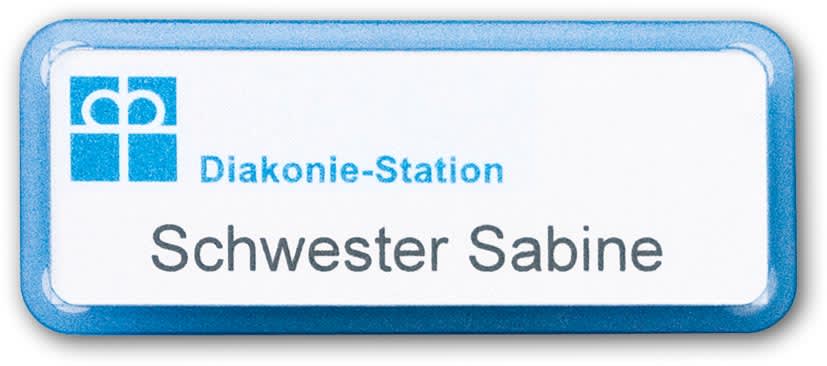 Namensschilder mit modernen Design in Rot/Blau, hochwertige Magnethalterung, Antireflex-Sichtscheibe. 
␍ Bild 1