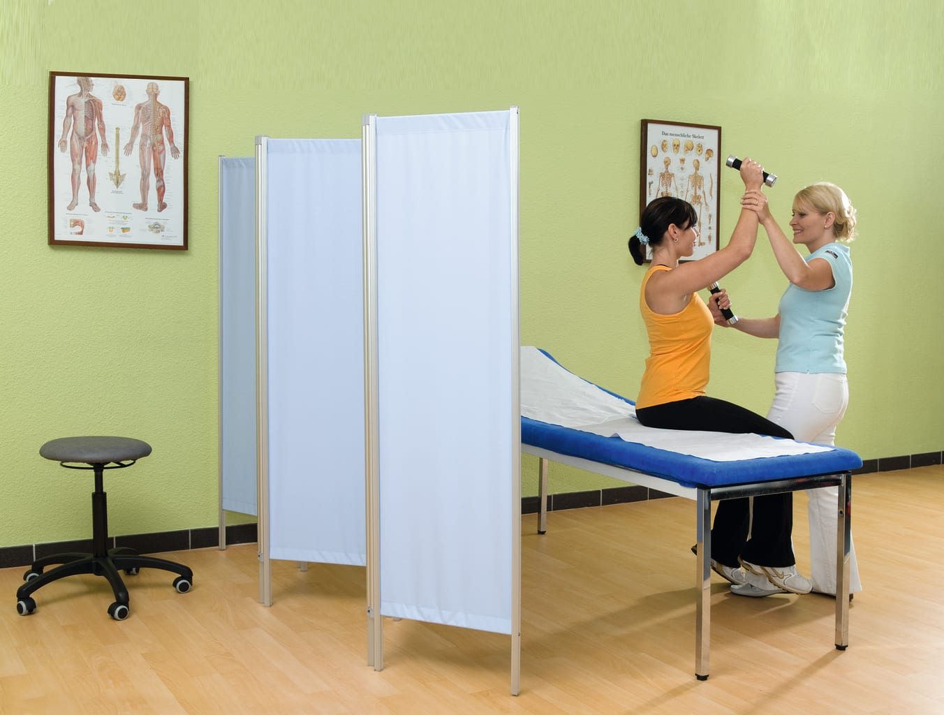 Leichtparavent mit Aluminiumrahmen, drehbare Flügel, pflegeleichte Bespannung. Standfuß für Stabilität. 
␍ Bild 7