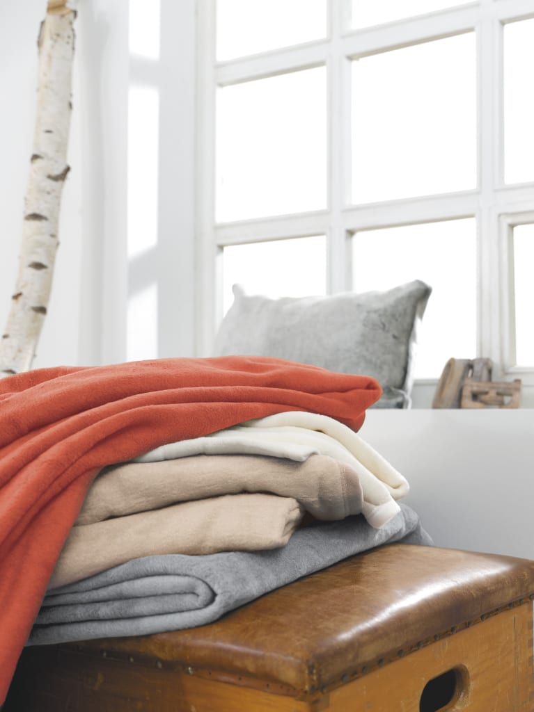 Die Decke Clinic ist eine desinfizierbare Decke mit Velourbandeinfassung, die sich ideal als Einzieh- oder Zusatzdecke eignet. Sie wiegt ca. 1500 g. Bild 1