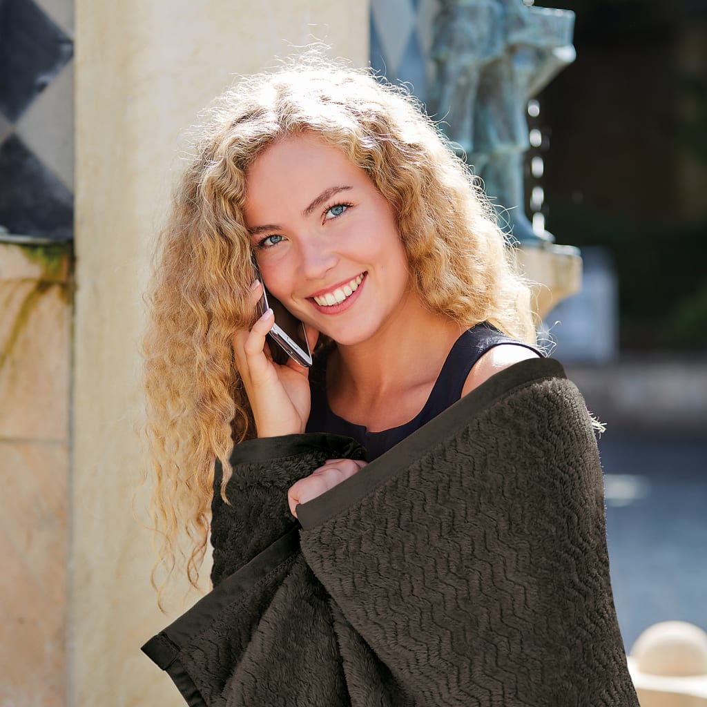 Stola mit Zick-Zack Muster in verschiedenen Farben - verwendbar an kalten Tagen als Überwurf oder Knieplaid. Bild 2