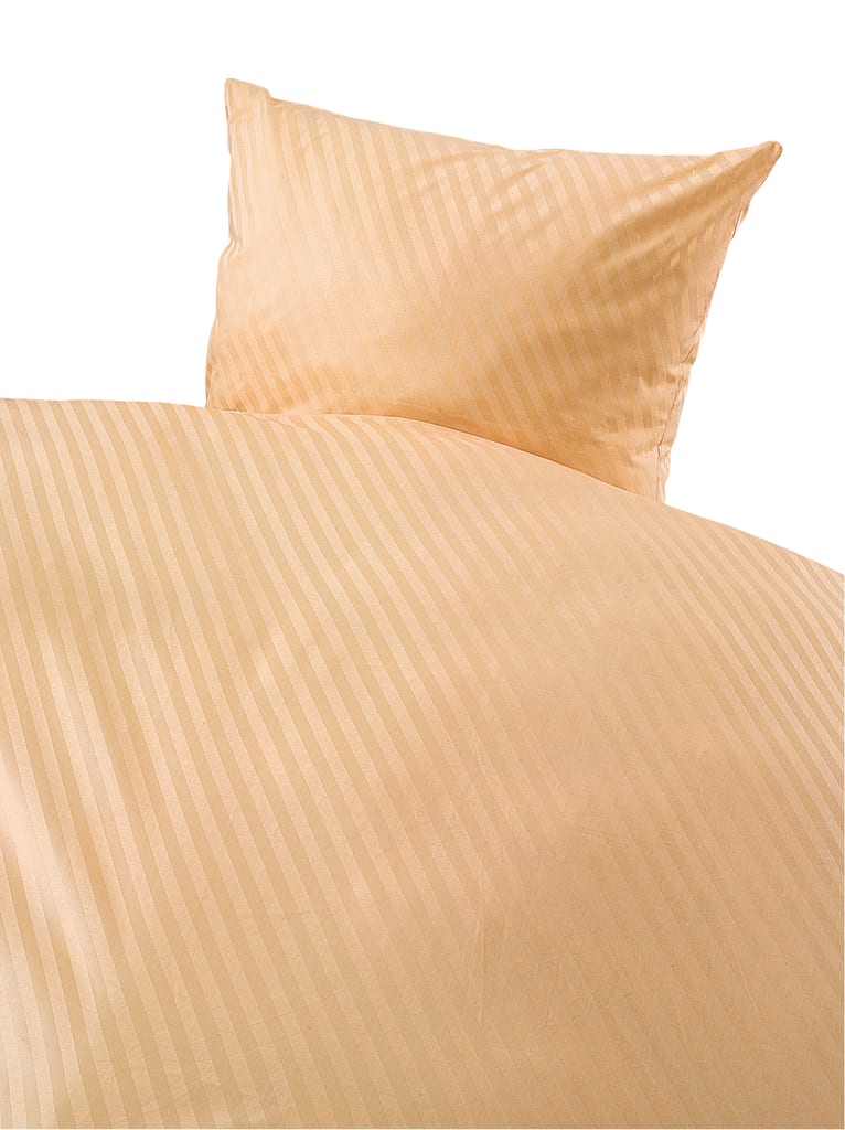 Der Kissenbezug mit Diagonalstreifen ist mit einem Hotelverschluss und Bogenabnähern ausgestattet. Der passende Bettbezug kann separat bestellt werden. Bild 1