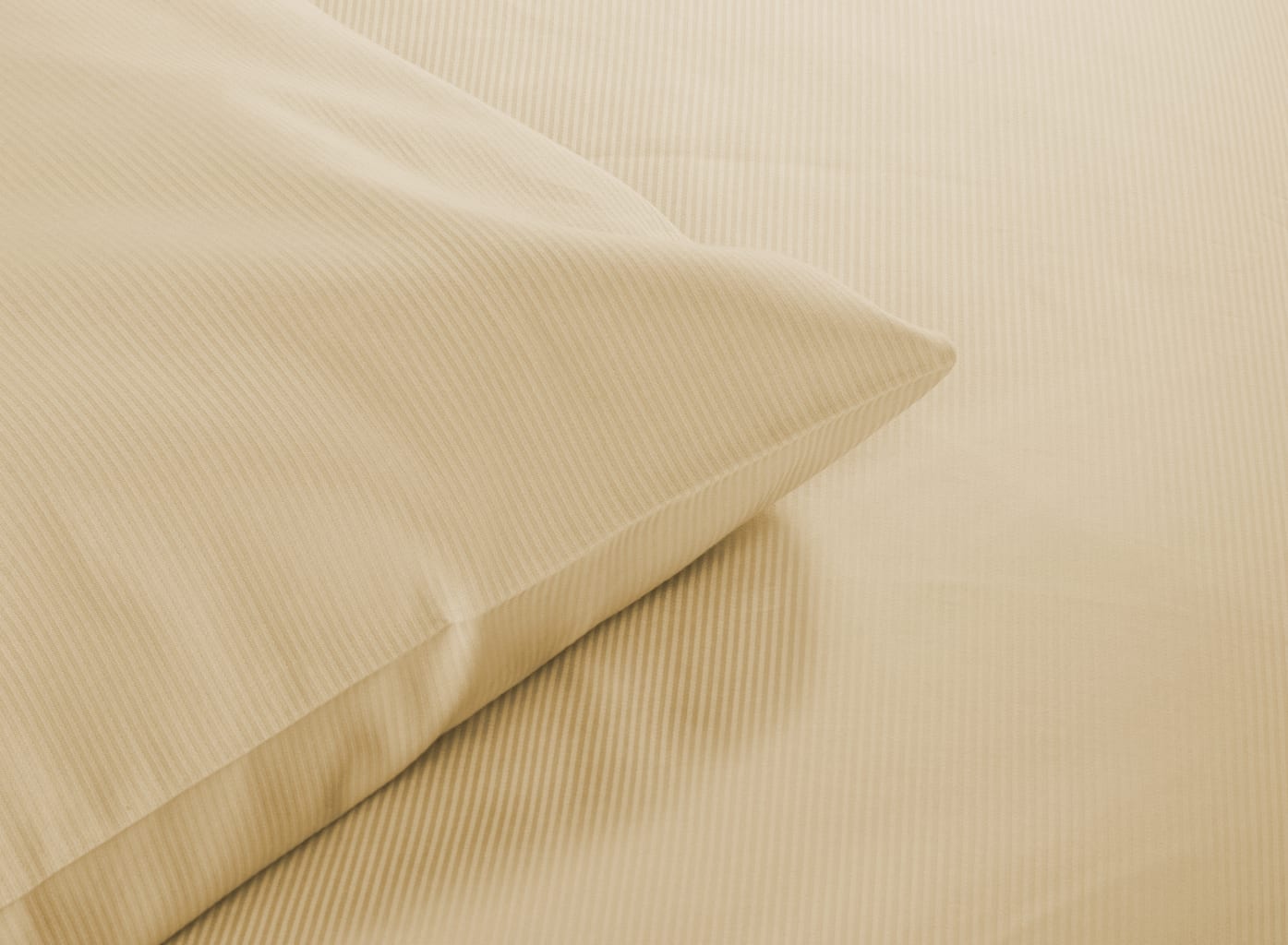 ​Reißfester und gekämmter Bettbezug mit seidigem Glanz und 2mm breiten Streifen. Das Kopfkissen kann gesondert bestellt werden. Bild 3