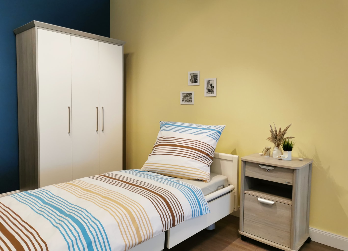 Kissenbezug Liverpool mit Leinwandbindung im Steifendruck. Der Hotelverschluss mit Bogenabnähern sorgt für ein müheloses Wechseln der Bezüge. Bild 1