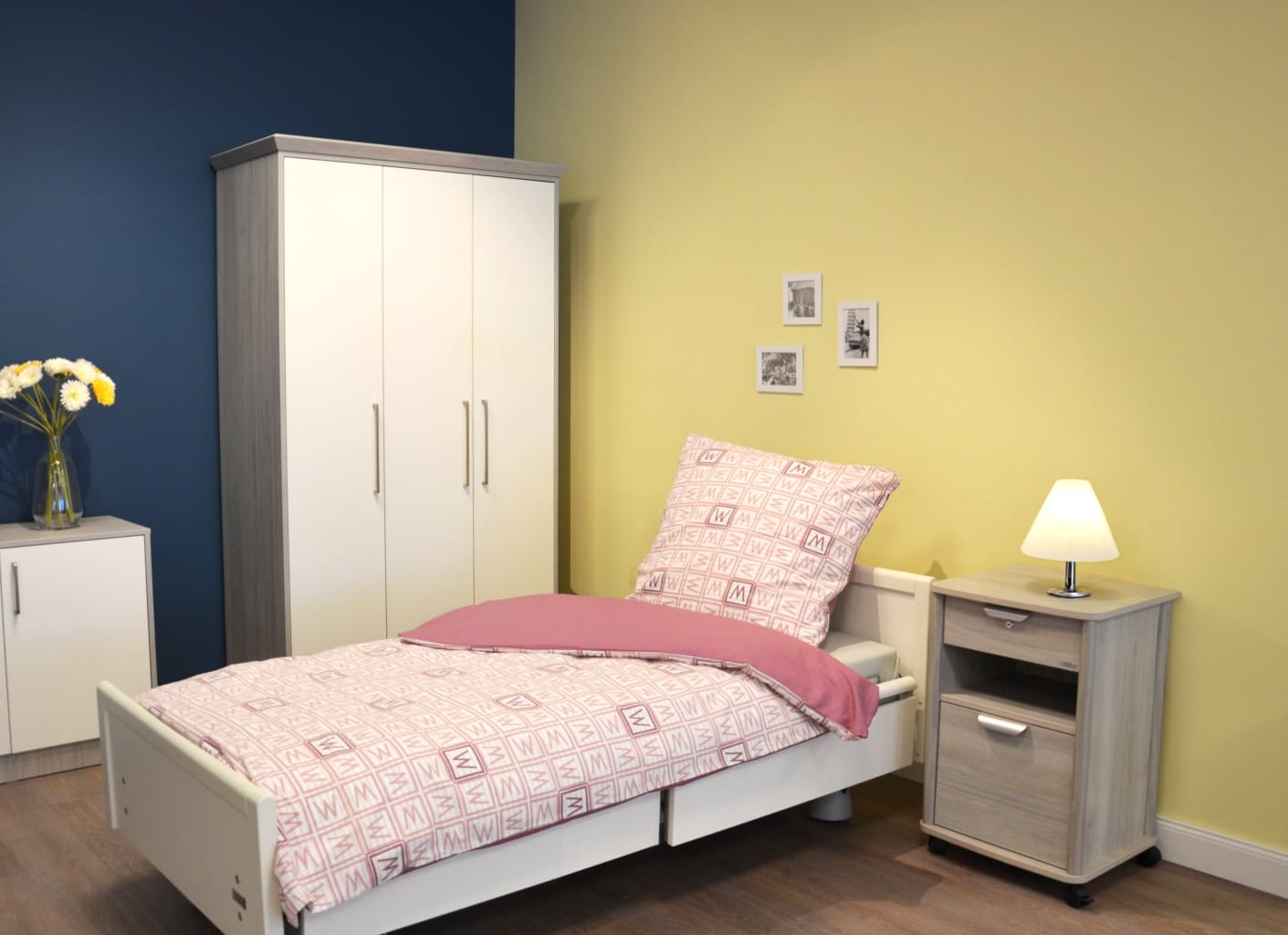 Wendebettbezug Manchester mit All-Over-Print & Unirückseite – Leinwandbindung, Hotelverschluss & Bogenabnäher für schnelles Wechseln.
␍ Bild 1