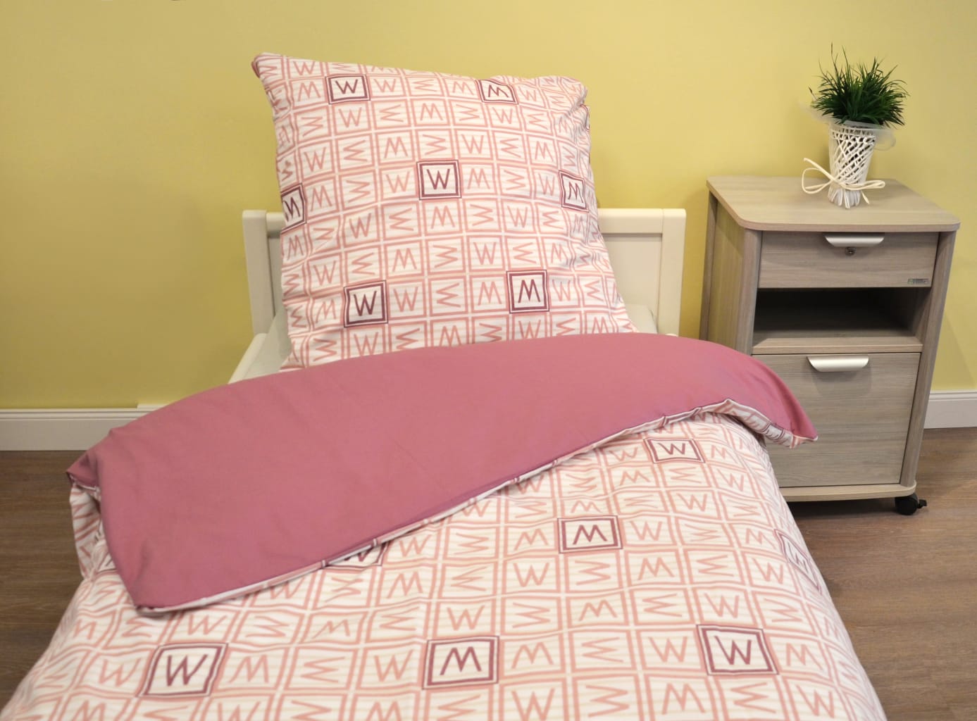 Wendebettbezug Manchester mit All-Over-Print & Unirückseite – Leinwandbindung, Hotelverschluss & Bogenabnäher für schnelles Wechseln.
␍ Bild 2