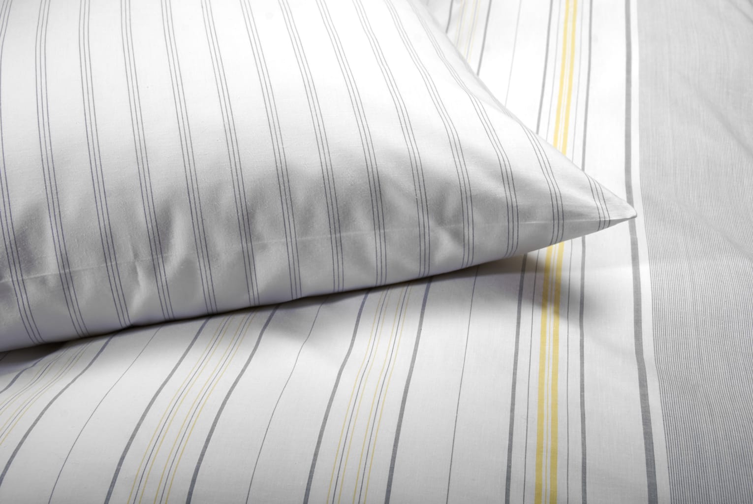 Der strapazierfähige Streifen-Kissenbezug mit Hotelverschluss, für schnelles wechseln, eignet sich ideal für Pflegeheime und Krankenhäuser. Bild 1