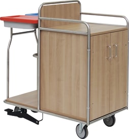 Ein geschlossener Schrank bildet das Frischwäscheabteil.