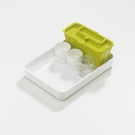 Spritzentablett mit Einsatz, einer Einweg-Kanülensammelbox, zwei Utensilienbechern und einem Tupferbecher mit Deckel.