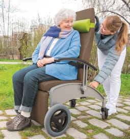 Die Outdoor-Variante des CarryLine Transportsessels bietet Ihren Bewohnern die Möglichkeit auch im Außenbereich zu entspannen.