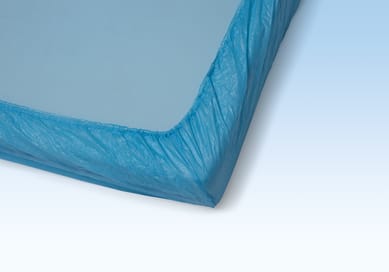 Hygienischer Matratzenschutzbezug für den Einmalgebrauch aus flüssigkeitsdichter PE-Folie, mit Rundum-Gummizug, Anwendung wie Spannbettlaken.