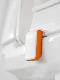Leichter Duschstuhl mit komfortablem Sitzpolster - warm, weich und rutschfest. Mit Hygieneausschnitt, individueller Höhenverstellung und hoher Belastbarkeit.