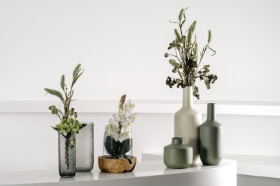 8-teiliges LEONARDO Dekoset mit Vasen und Blumenbouquets.