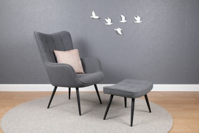 Stilvoller Loungesessel im Set inkl. Hocker und Kissen