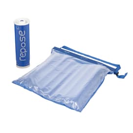 Das Sitzkissen, ausgestattet mit einem Bezug, dient sowohl als Rollstuhlauflage als auch als Stuhlauflage.