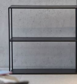 Schwarzes pulverbeschichtestes Stahlrohrgestell mit 3 Böden.