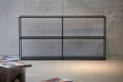 Schwarzes pulverbeschichtetes Stahlrohr bestehend aus Grund- und Anbauelelement.