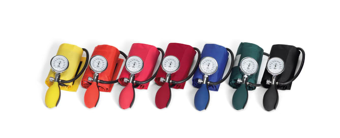 Blutdruckmessgerät mit Stoffklettmanschette.