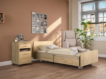 Pflegebett + Wandabstandshalter + Nachttisch + Matratze + Ruhesessel