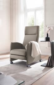 Komfortabler Pflegesessel aus Kunstleder mit Rückenlehne bis 160° verstellbar