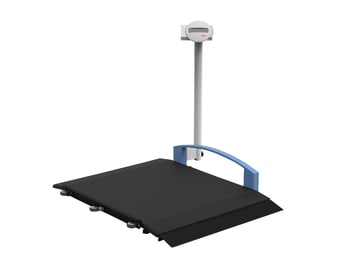 Rollstuhlwaage mit hoher Belastbarkeit, durch flache Plattform mit integrierter Rampe leicht zu befahren.