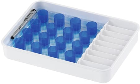 Becher Tablett mit Becher und weiterem Zubehör