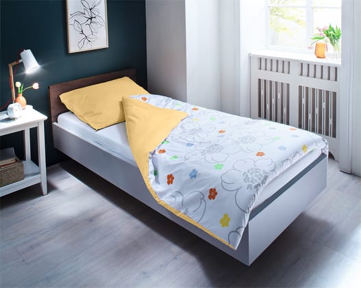 Dieser Wendebettbezug begeistert mit einem schönen floralen Muster auf der Vorderseite und einer unifarbenen Rückseite. Bild 1