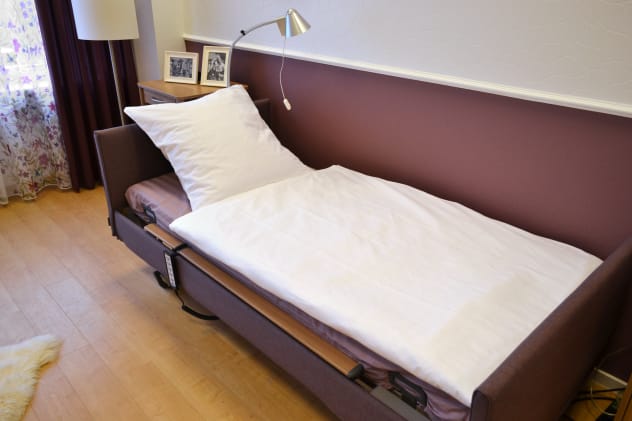 Der Kissenbezug mit Leinwandbindung bietet hohen Komfort. Der Hotelverschluss erleichtert das Beziehen, und die Bogenabnäher sorgen für perfekten Sitz. Bild 1