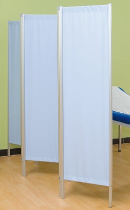 Leichtparavent mit Aluminiumrahmen, drehbare Flügel, pflegeleichte Bespannung. Standfuß für Stabilität. 
␍ Bild 1