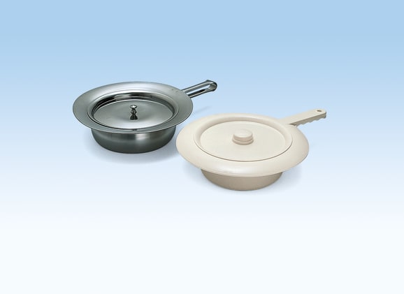 Steckbecken Kunststoff 31 cm, Bild 2 Kunststoff Steckbecken 31 cm mit Deckel (PP), sterilisierbar bis 130 °C. Fassungsvermögen ca. 2,5 Liter.
␍ Bild 2