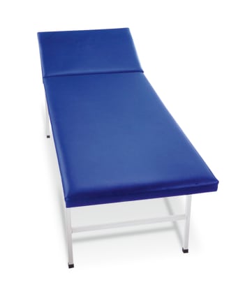 Zweiteilige Untersuchungsliege aus pulverbeschichtetem Stahlrahmen mit verstellbarem Kopfteil für Komfort.
␍ Bild 2