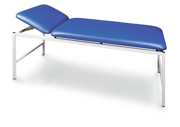 Zweiteilige Untersuchungsliege aus pulverbeschichtetem Stahlrahmen mit verstellbarem Kopfteil für Komfort.
␍ Bild 1