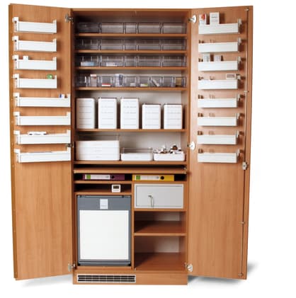 Abschließbarer Schrank mit 5 Einlegeböden und ausziehbarer Arbeitsplatte. Inklusive Opiatfach mit Kühlschrank. Bild 1