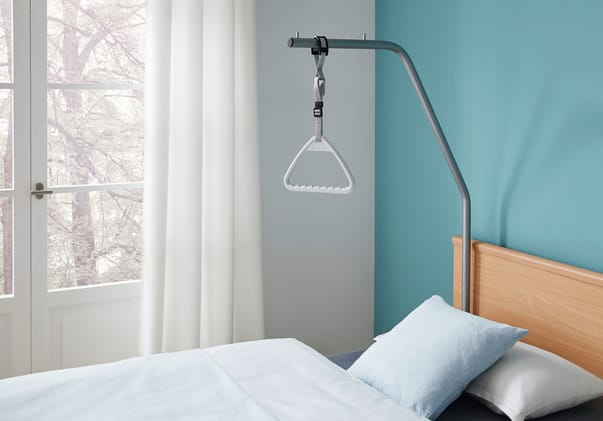 Das Pflegebett Dali ist elektrisch verstellbar, Buchenholz, inkl. Aufrichter. Optional: Seitensicherung.
␍ Bild 3