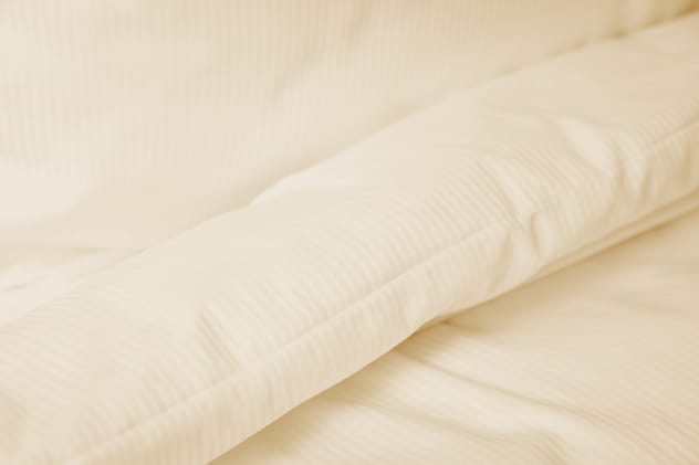 ​Reißfester und gekämmter Bettbezug mit seidigem Glanz und 2mm breiten Streifen. Das Kopfkissen kann gesondert bestellt werden. Bild 2