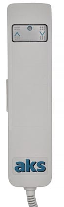 Der Handschalter für Lifter AKS benutzt einen runden, 5-poligen Anschluss und hat 2 Tasten. Bild 1