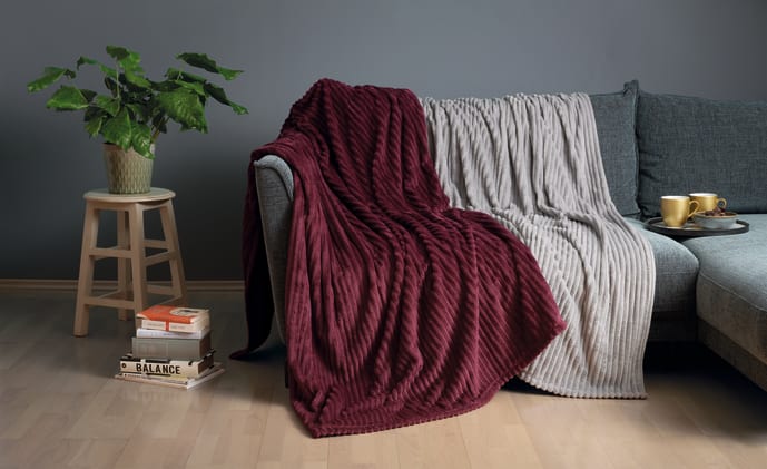 Feincord Kuscheldecke mit eleganter Cordoptik – weich, warm & in verschiedenen Farben erhältlich. Ideal für gemütliche Momente in jeder Umgebung. Bild 1