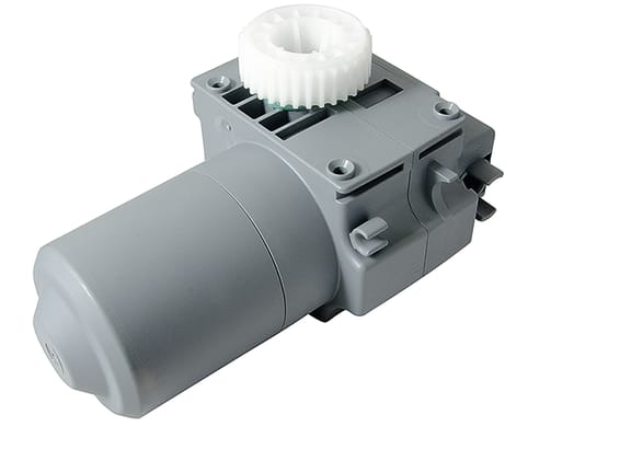 Der Getriebemotor für Pflegebett Völker kann für die Modelle 2080, 2080 S, 3080 und 3080 S genutzt werden. Das Kunststoff-Gehäuse ist grau. Bild 1