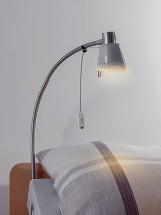 Die WiBU LED-Bettleuchte hat einen Schwenkbereich von 360 ° und die Leistung von 4 W. Zudem ist der Endschalter beleuchtet.
␍ Bild 1