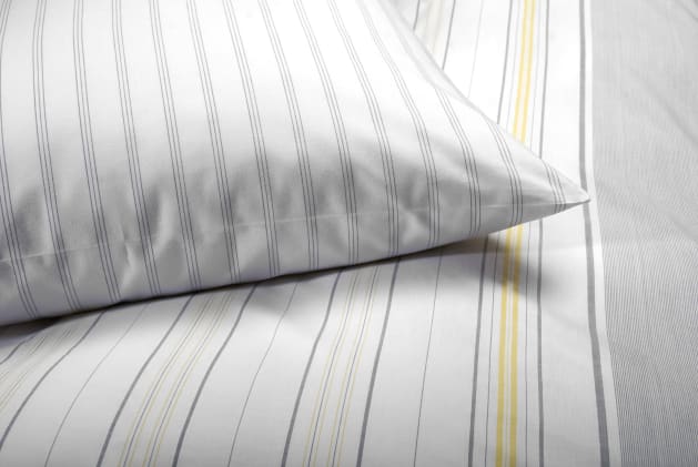 Der strapazierfähige Streifen-Kissenbezug mit Hotelverschluss, für schnelles wechseln, eignet sich ideal für Pflegeheime und Krankenhäuser. Bild 1